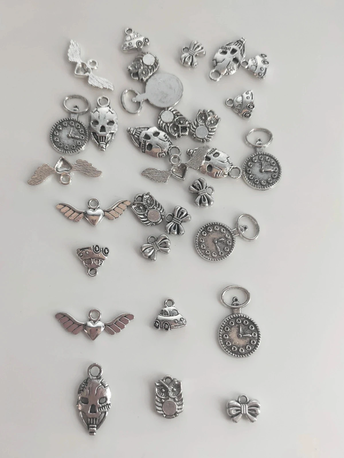 30 breloques noeud, coeur ailé, hibou, voiture, montre gousset et tête de mort Lot n°6775